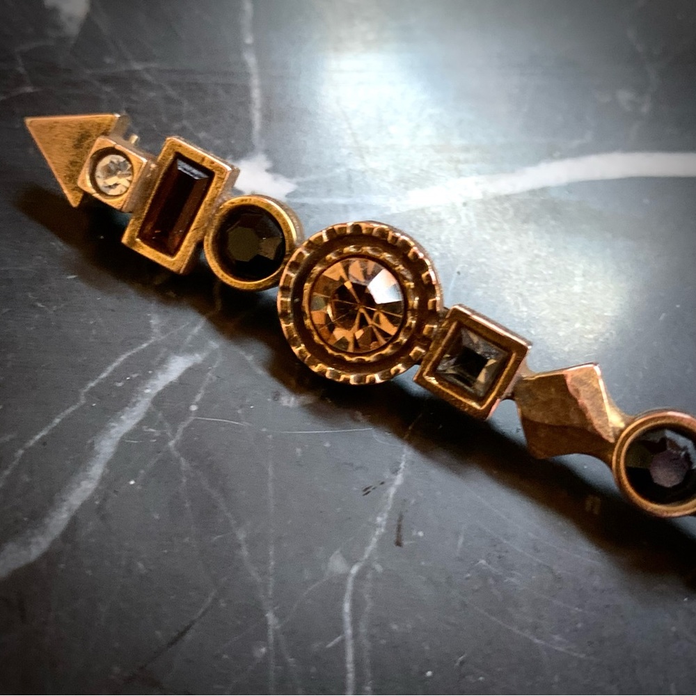 PATRICIA LOCKE | MODERNIST GOLD ARROW | BROOCH | GOLD FINISH | SWAROVSKI CRYSTAL